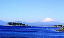 L'île d'Enoshima avec en arrière-plan le mont Fuji