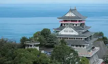 El castillo con el mar de fondo.