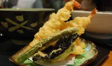 Des tempura crevettes, haricots verts et nori