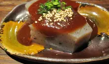 Du konjac surmonté de miso en sauce.