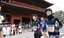 Le marathon aux abords de la tour de Tokyo