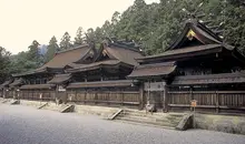 Los edificios del santuario de Hongu son austeros y con techos de paja.