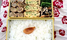 A bento garnished with tamagoyaki