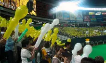 Les soirs de match, les hawks se sevrent des ces gros ballons jaunes pour supporter leur équipe.