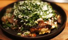 Un okonomiyaki recién preparado