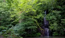 Une cascade sur le chemin de randonnée de la gorge Oraise