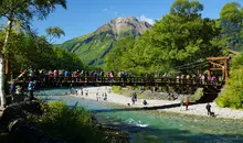 Le pont Kappabashi de Kamikochi ouvre la voie à l'ascension des hauts sommets