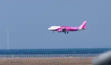 Un avion de la compagnie Peach atterrit à Kansai Airport 