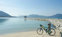 La ruta para bicis Shimanami Kaido pasa por muchas playas.