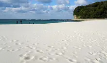 La magnifique plage de sable blanc de Shirahama.