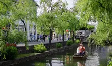 Des touristes font une promenade en bateau à Kurashiki.