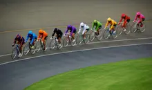 Des cyclistes s'affrontant au keirin.