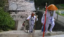 Des pèlerins à l'entrée d'un temple.