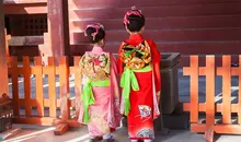 Petites filles au sanctuaire pour leur fête des 3 et 7 ans.