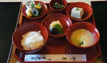 Un plateau "ozen" de shôjin ryôri, la cuisine des moines bouddhistes.