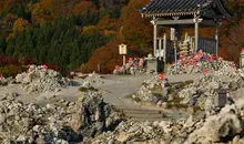 Le mont Osore, temple et monticules de pierres en automne