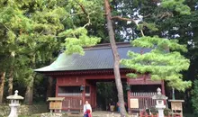 La randonnée débute à la porte Zui-shin-mon.