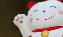 Un maneki-neko et son sourire on ne peut plus accueillant !