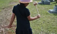 Jeune Japonaise visitant la tombe de ses ancêtres lors du Shunbun no hi, l'équinoxe du printemps