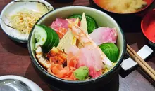 Un bol nutritif et sain, le chirashi zushi contient souvent du poisson cru.