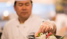 Un chef sushi préparant une assiette