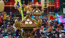 100 temples portatifs "mikoshi" sont transportés lors du festival Kanda à Tokyo