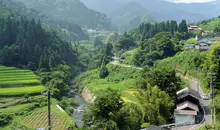 Le village d'Ojiro est encaissé dans une vallée luxuriante