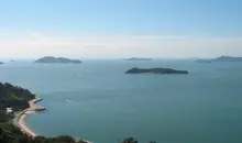 Vue du mont Taka sur la mer intérieure de Seto, depuis l'île de Shiraishi-jima