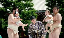 Au Nakizumô matsuri, les lutteurs font pleurer les bébés