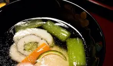 Caldo de dashi con vegetales.