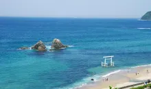 Les rochers mariés Meoto Iwa et le grand torii blanc de la plage d'Itoshima
