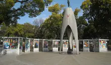 El monumento a la paz de los niños está rodeado de origamis con forma de grulla, símbolo de la paz.