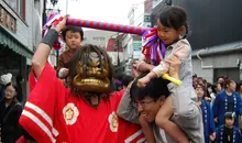 Les démons tapotent les passants (et surtout les enfants!) de leurs bâtons pour leur porter bonheur