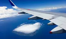 Un avion au-dessus de l'île d'Ôshima, près de Tokyo