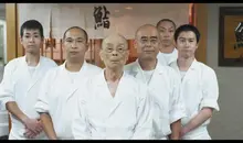 Jiro Ono y sus hijos, sus asistentes.