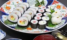 Une assiette de maki zushi