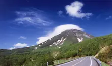 Les routes du parc de Shiretoko, au nord-est de Hokkaido, sont une destination touristique en soi