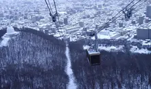 Le téléphérique au-dessus du Mont Moiwa enneigé.