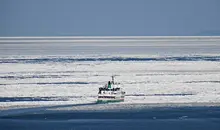 Brise-glace sur la mer de glace d'Okhotsk