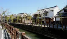 Les belles maisons traditionnelles le long de la rivière Ono