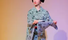 Une Maiko assurant la danse