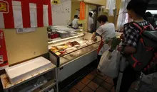 Goûtez aux poissons fraichement péchés au marché de Shimizu