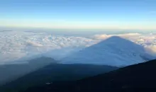 L'ombre du mont Fuji sur les nuages