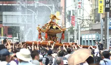 Le mikoshi arrosé