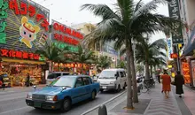 Kokusai-dori, ses palmiers et boutiques de souvenirs