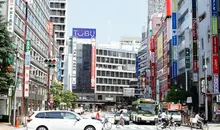 Devant la sortie est de la gare d'Ikebukuro