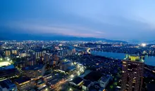 Vista nocturna de Fukuoka