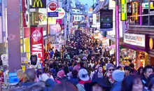 La ruelle piétonne Takeshita-dori dans le quartier de Harajuku