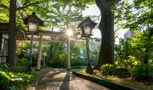 Entrada al santuario Utō marcada por la puerta torii, Aomori