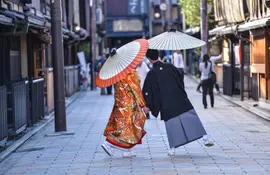 Couple dans une rue typiques du Japon médiéval